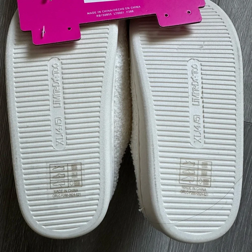 New. Limited Too.  Kids. XL (4/5) White and Pink Heart Slippers.